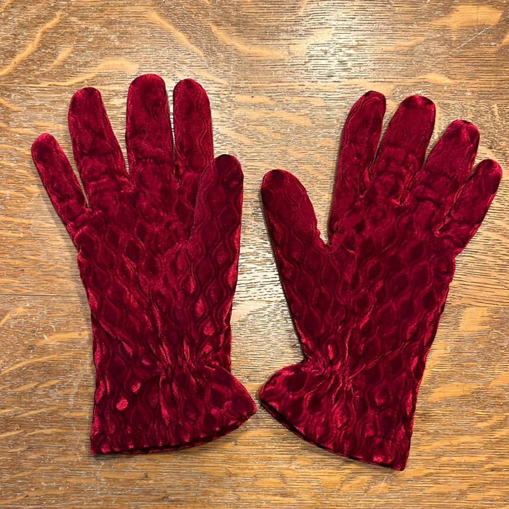Beautiful Red Velvet Like Thinsulate Gloves